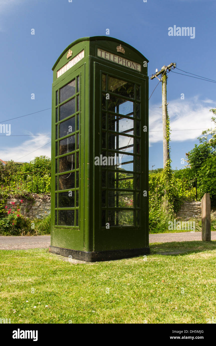 Version verte de la British K6 Téléphone fort. Portesham, Dorset, Angleterre, Royaume-Uni. Banque D'Images