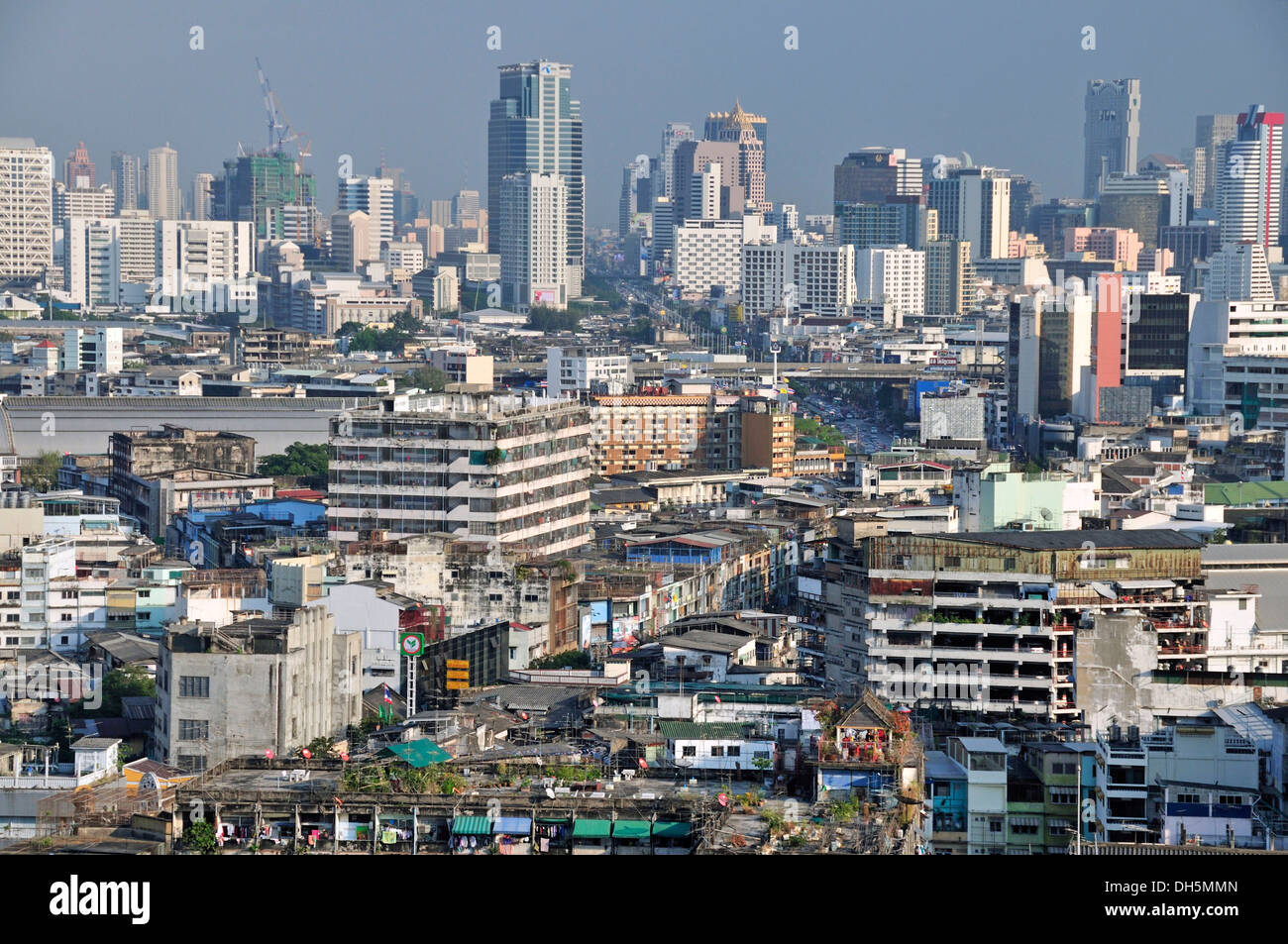 Cityscape, Chinatown en face du quartier financier de Bang Rak avec hôtel gratte-ciel, Bangkok, Thailande, Asie Banque D'Images