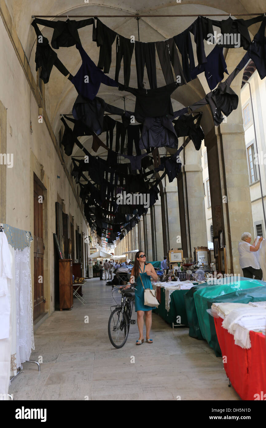 Certains vêtements étendus dehors dans le centre historique d'Arezzo, Toscane, Italie Banque D'Images