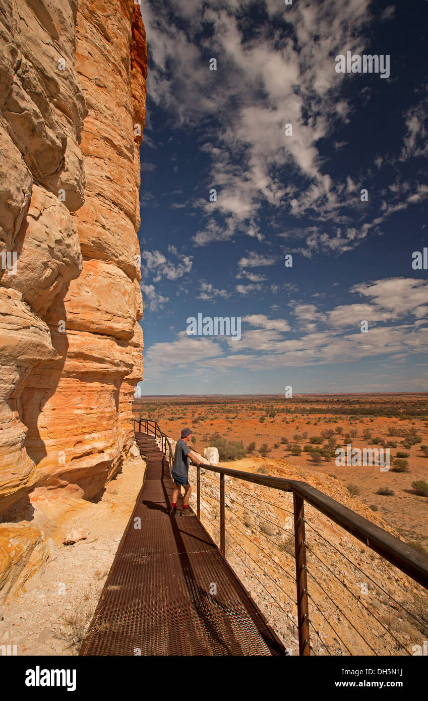 Chambres immenses rock - Pilier - et l'outback australien avec le paysage qui s'étend des plaines à horizon lointain vu de Lookout Banque D'Images