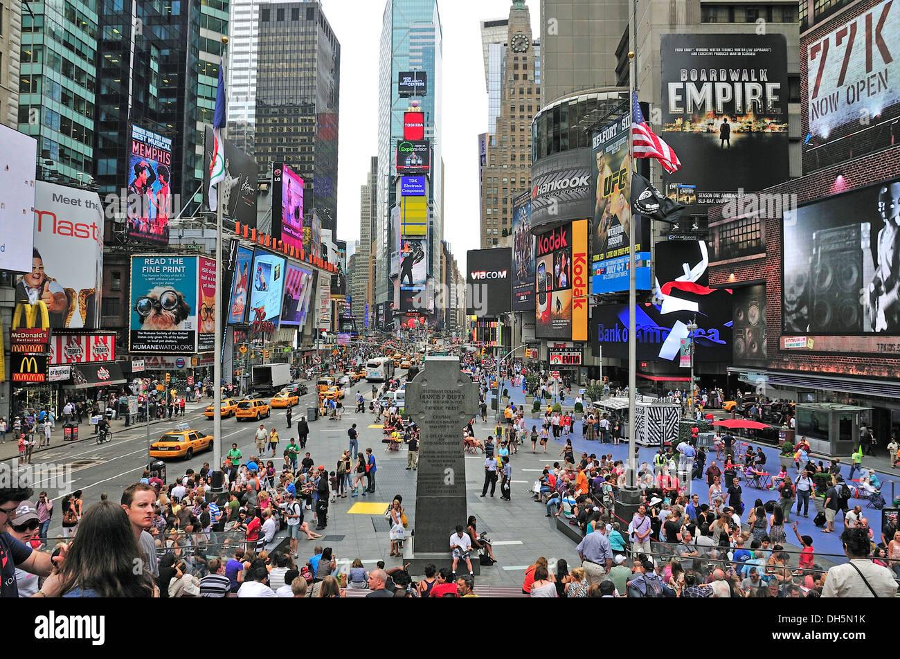 Le père Francis D. Duffy statue et Duffy Square, Times Square, Manhattan, New York City, USA, Amérique du Nord, Amérique Banque D'Images