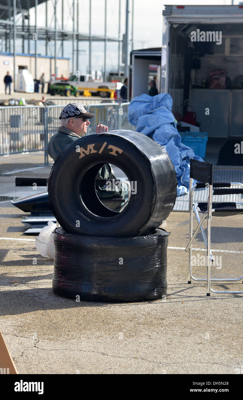 Le vendeur est assis avec une paire de pneus slick drag racing à swap meet à Route 66 Raceway, Elwood, Illinois on Historic Route 66 Banque D'Images