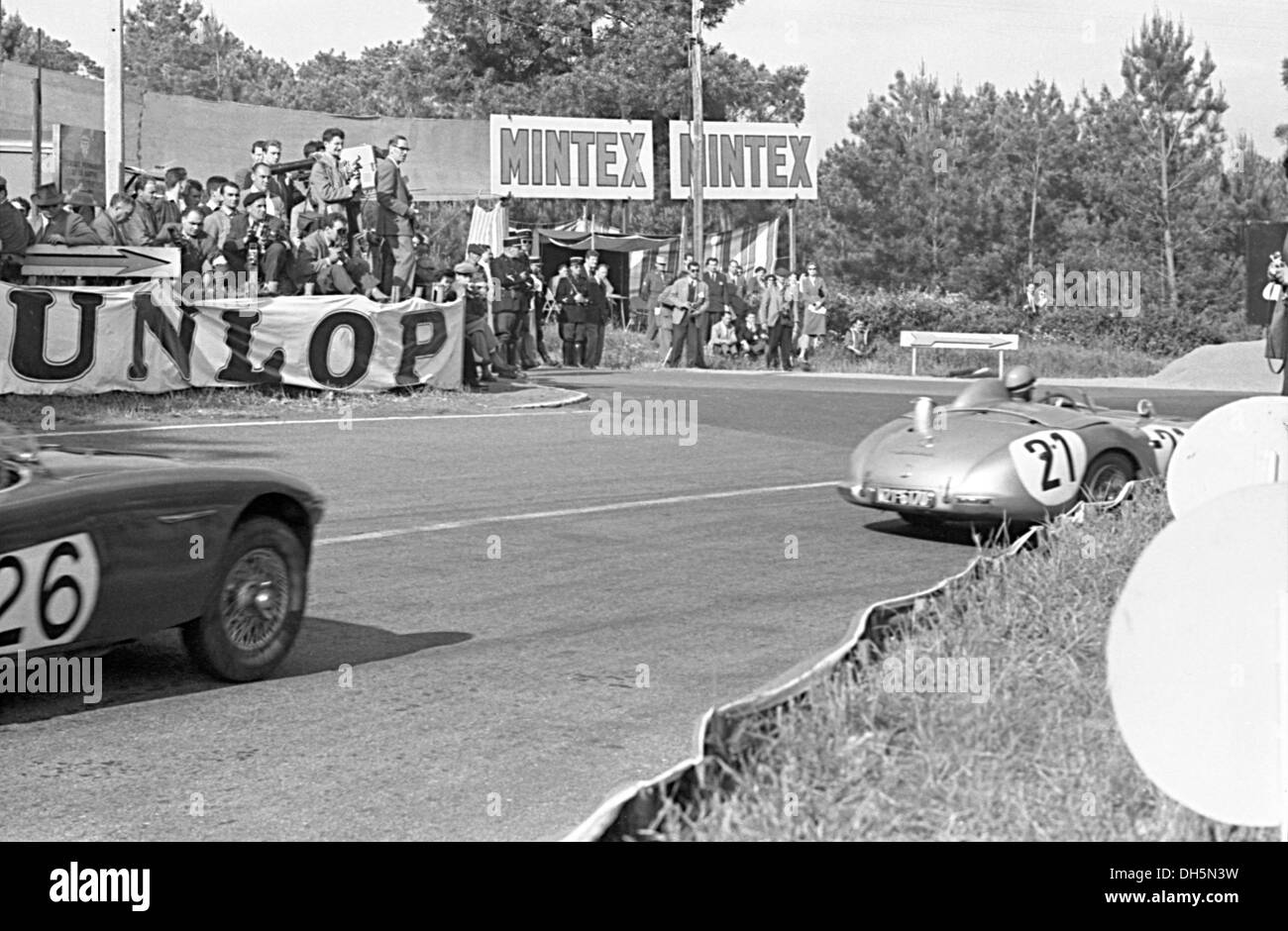 Lance Macklin dans une Austin Healey 100S Kling-Andre dans chasing Karl Simon Mercedes Benz 300 SLR, Le Mans 12 juin 1955. Banque D'Images