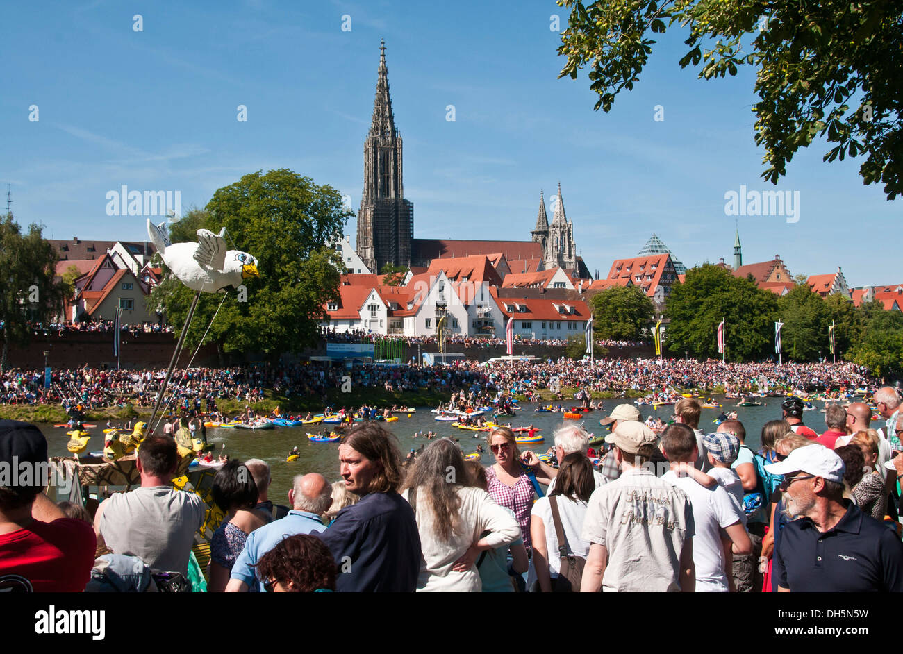 Bateaux à thème au 'Nabadda' parade de bateaux sur 'chwörmontag', une construction Ulm holiday, Danube, Ulm, Bade-Wurtemberg Banque D'Images