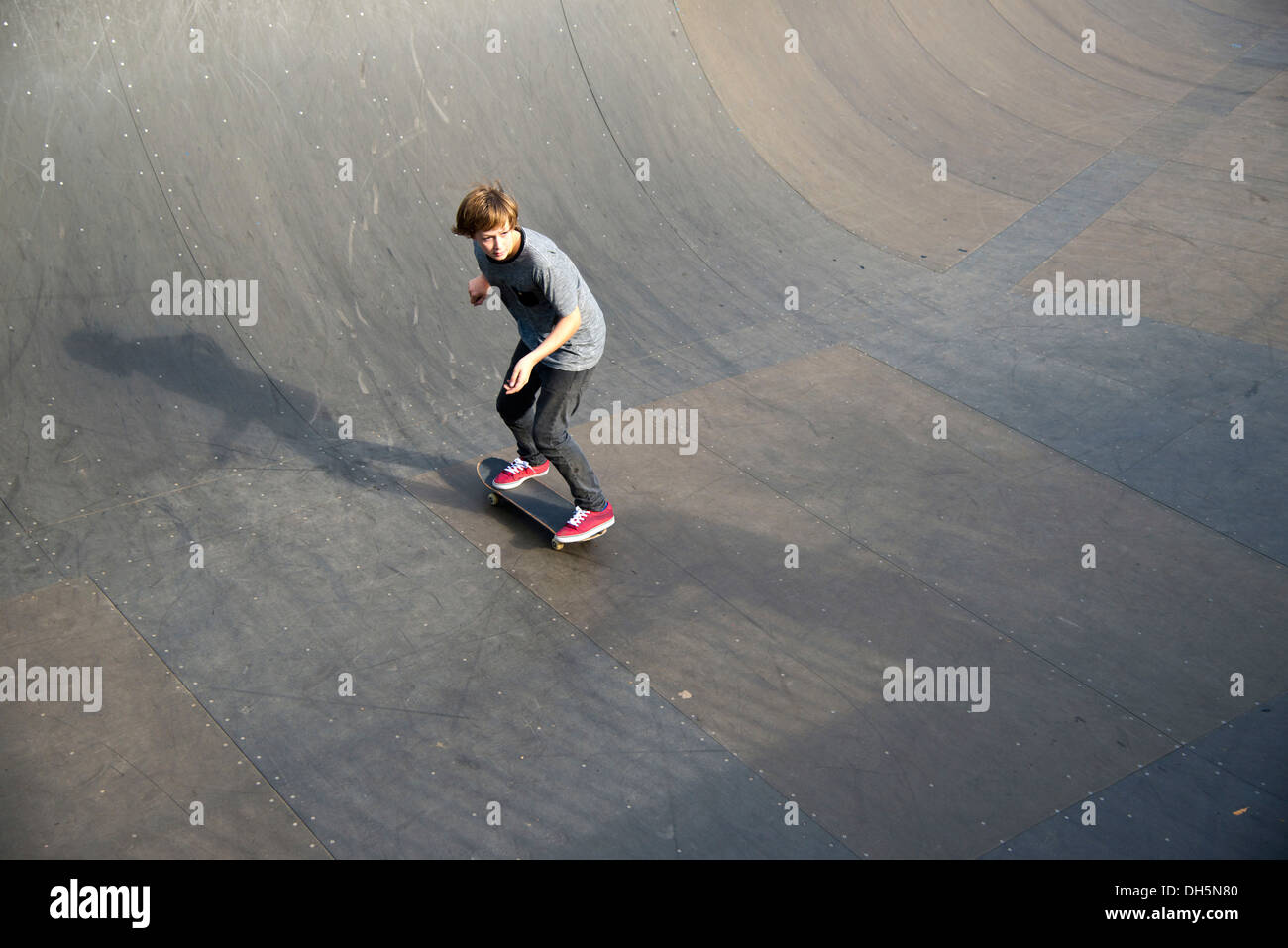Douze ans, patineur, Lohserampe rampe, d'un skate park à Cologne, Rhénanie du Nord-Westphalie, PublicGround Banque D'Images