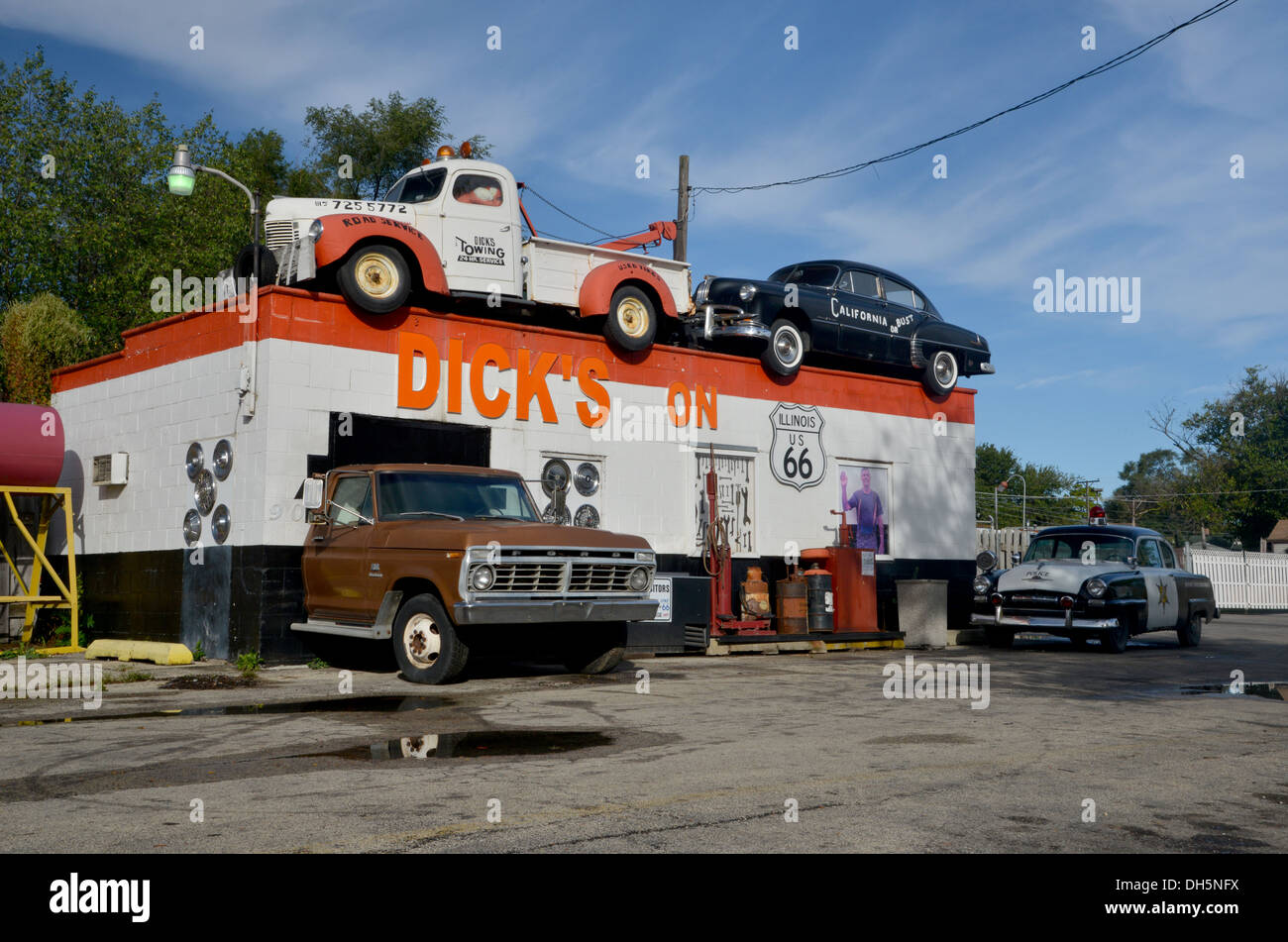 Dick's sur 66 - de vieilles voitures dans un garage à Joliet sur la route 66 en Illinois Banque D'Images