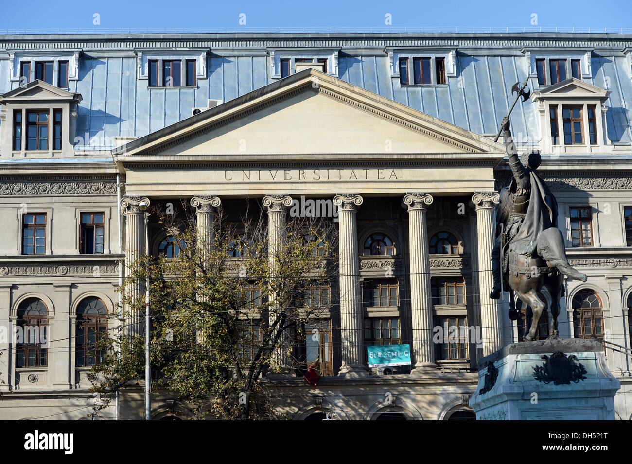 Bucarest, Roumanie. 23 Oct, 2013. La façade de l'université dans le centre de Bucarest, Roumanie, 23 octobre 2013. Photo : Jens Kalaene/dpa/Alamy Live News Banque D'Images