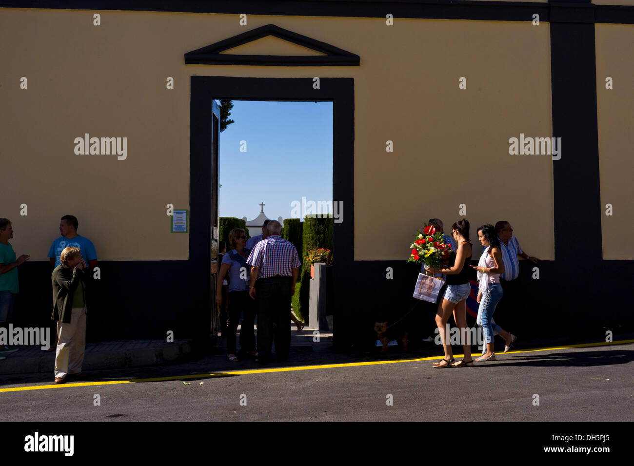Tenerife, Canaries, Espagne. 06Th Nov, 2013. Fête des morts, Dia de los muertos, toutes les âmes 24. La famille visiter la tombe de leurs défunts membres de la famille et les décorer avec des fleurs en souvenir. Cimetière Municipal de Guia de Isora, Tenerife, Canaries, Espagne. Credit : Phil Crean A/Alamy Live News Banque D'Images