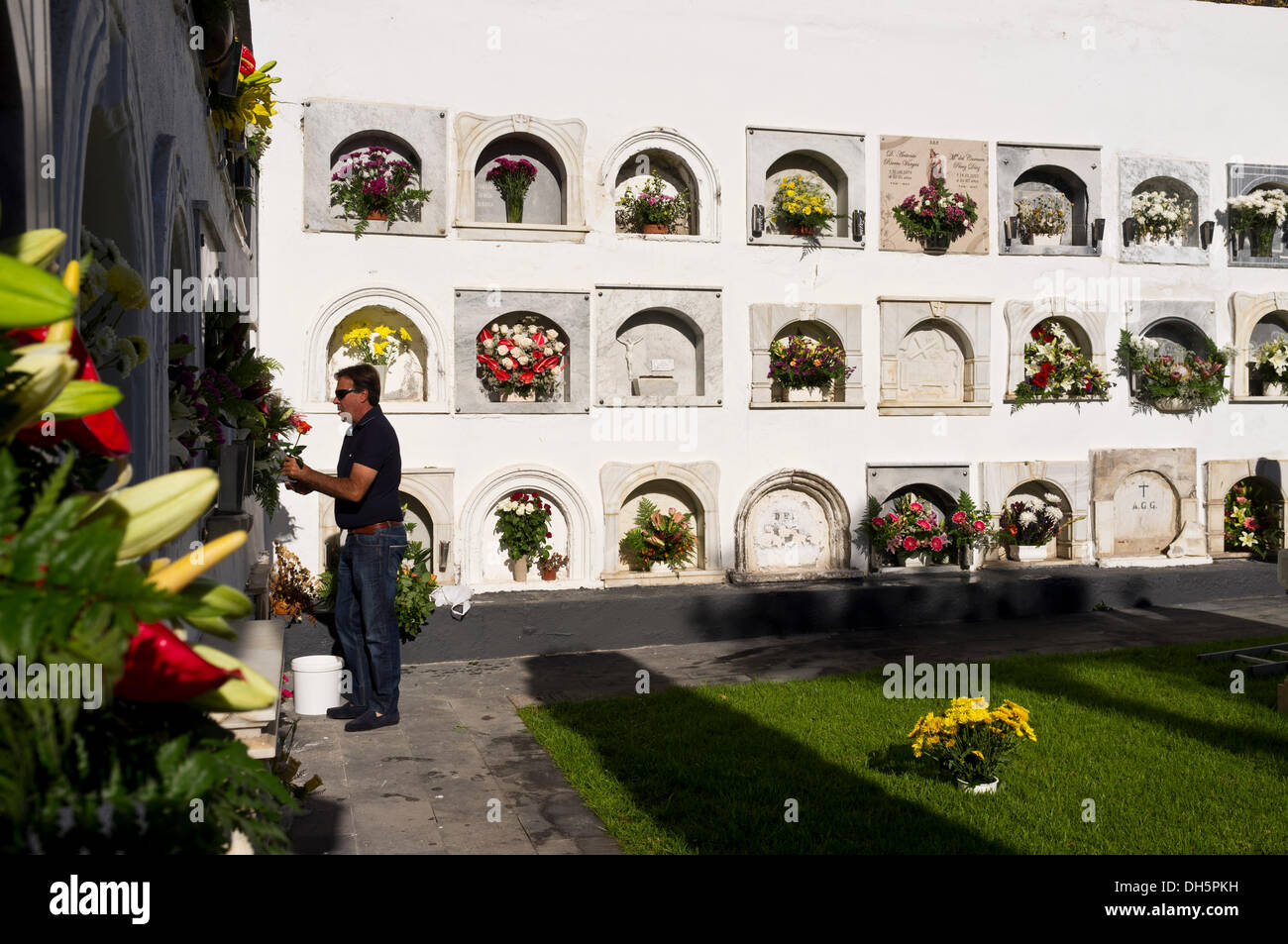 Tenerife, Canaries, Espagne. 06Th Nov, 2013. Fête des morts, Dia de los muertos, toutes les âmes 24. La famille visiter la tombe de leurs défunts membres de la famille et les décorer avec des fleurs en souvenir. Cimetière Municipal de Guia de Isora, Tenerife, Canaries, Espagne. Credit : Phil Crean A/Alamy Live News Banque D'Images