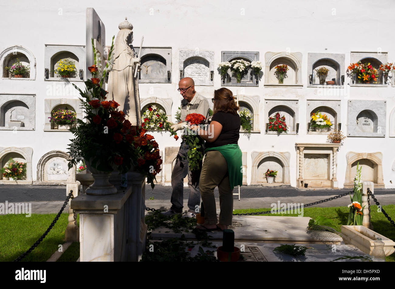 Tenerife, Canaries, Espagne. 06Th Nov, 2013. Fête des morts, Dia de los muertos, toutes les âmes 24. La famille visiter la tombe de leurs défunts membres de la famille et les décorer avec des fleurs en souvenir. Cimetière Municipal de Guia de Isora, Tenerife, Canaries, Espagne. Credit : Phil Crean A/Alamy Live News Banque D'Images