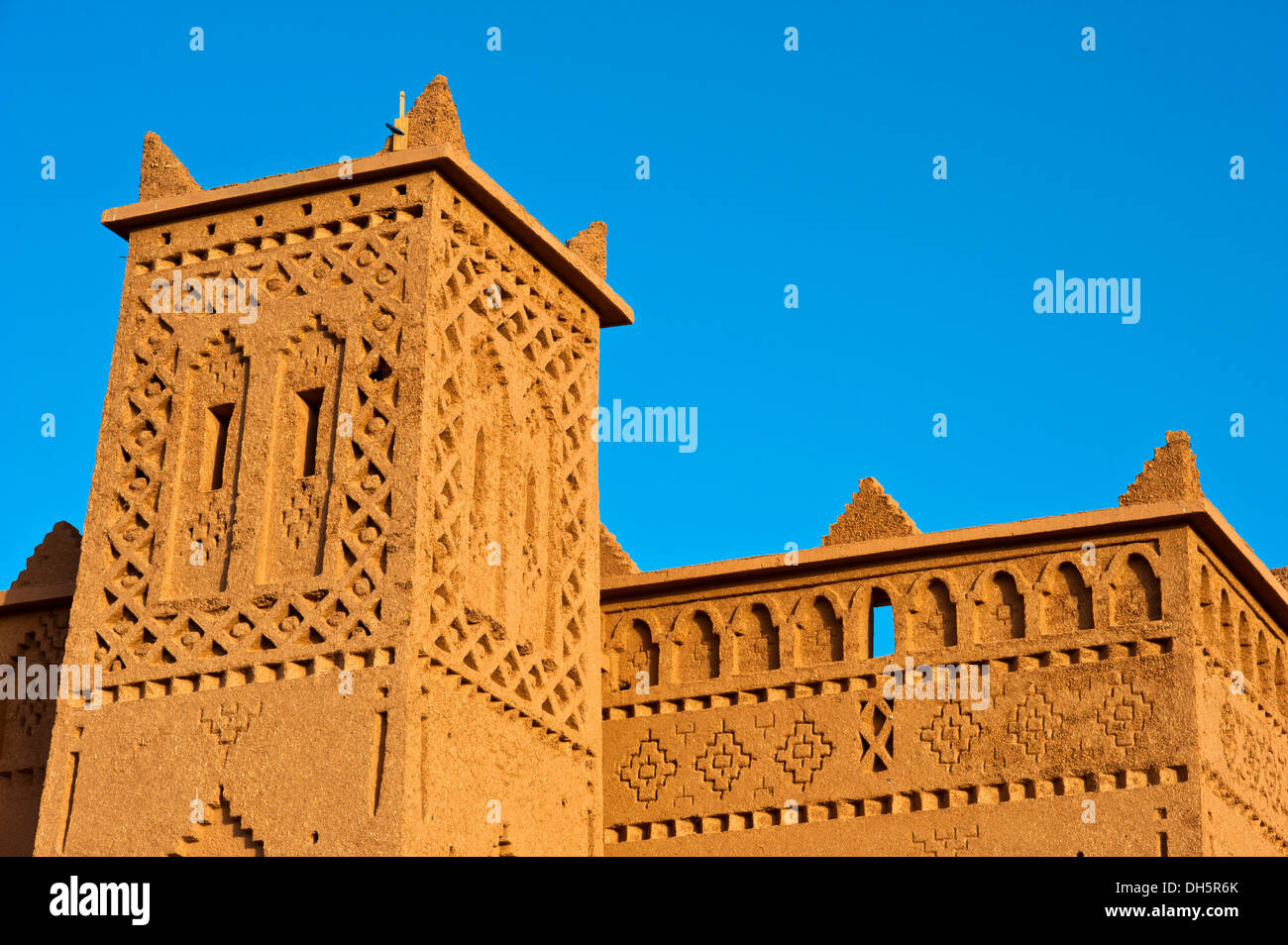 Tour de la casbah avec de nombreuses décorations ornementales, forteresse de brique de boue du peuple Berbère, Tighremt, Ouarzazate Banque D'Images