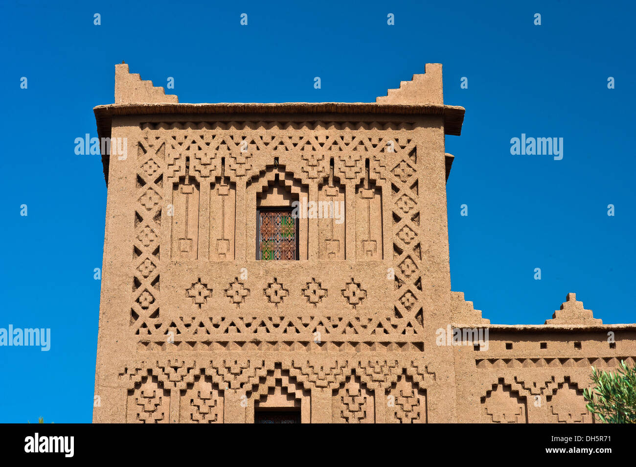 Tour de la casbah avec de nombreuses décorations ornementales, forteresse de brique de boue du peuple Berbère, Tighremt, Kasbah Amerhidil, Skoura Banque D'Images