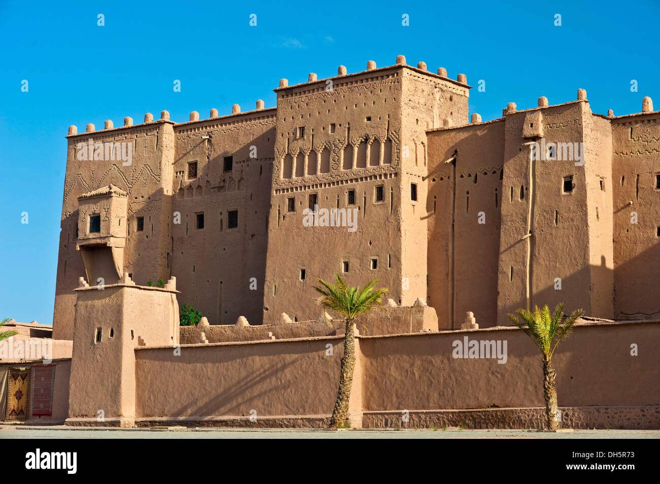 Les tours et murs avec des décorations ornementales, Taourirt, forteresse de brique de boue du peuple Berbère, Tighremt, Ouarzazate Banque D'Images