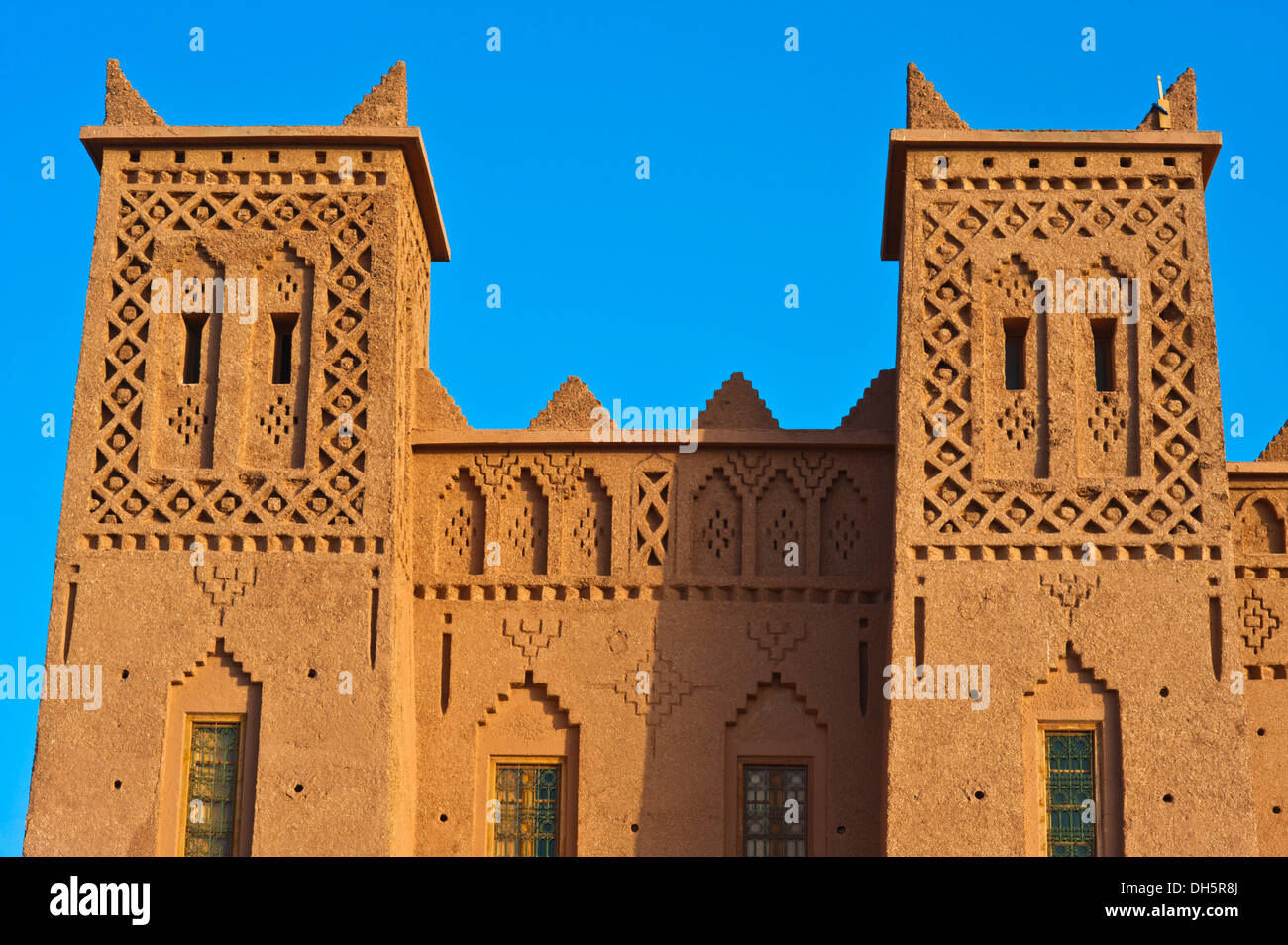 Tour de la casbah avec de nombreuses décorations ornementales, forteresse de brique de boue du peuple Berbère, Tighremt, Ouarzazate Banque D'Images