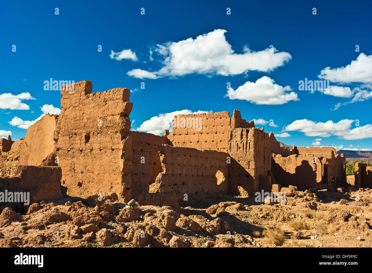 Kasbah à l'abandon, forteresse de brique de boue du peuple Berbère, Tighremt, vallée du Drâa, sud du Maroc, Maroc, Afrique Banque D'Images