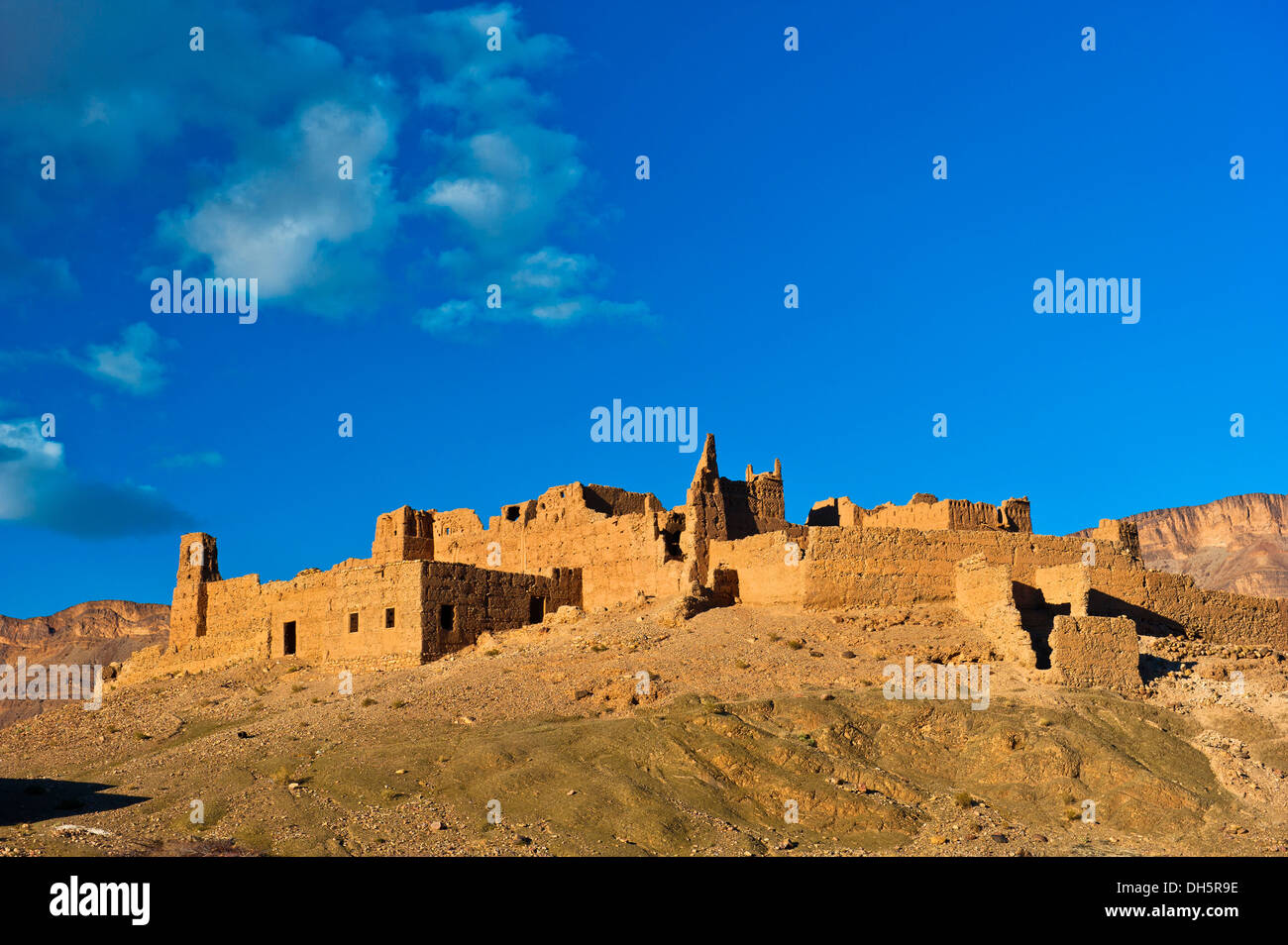 Kasbah en ruine sur une colline, forteresse de brique de boue du peuple Berbère, vallée du Drâa, sud du Maroc, Maroc, Afrique Banque D'Images