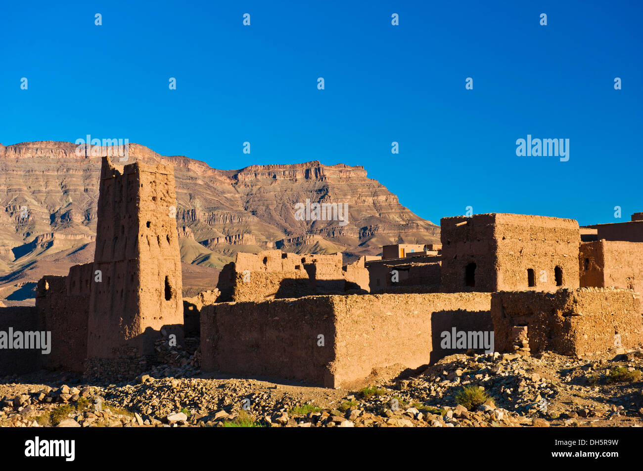 Kasbah à l'abandon, forteresse de brique de boue du peuple berbère, la montagne de la table le djebel Kissane au dos, vallée du Drâa, sud du Maroc Banque D'Images