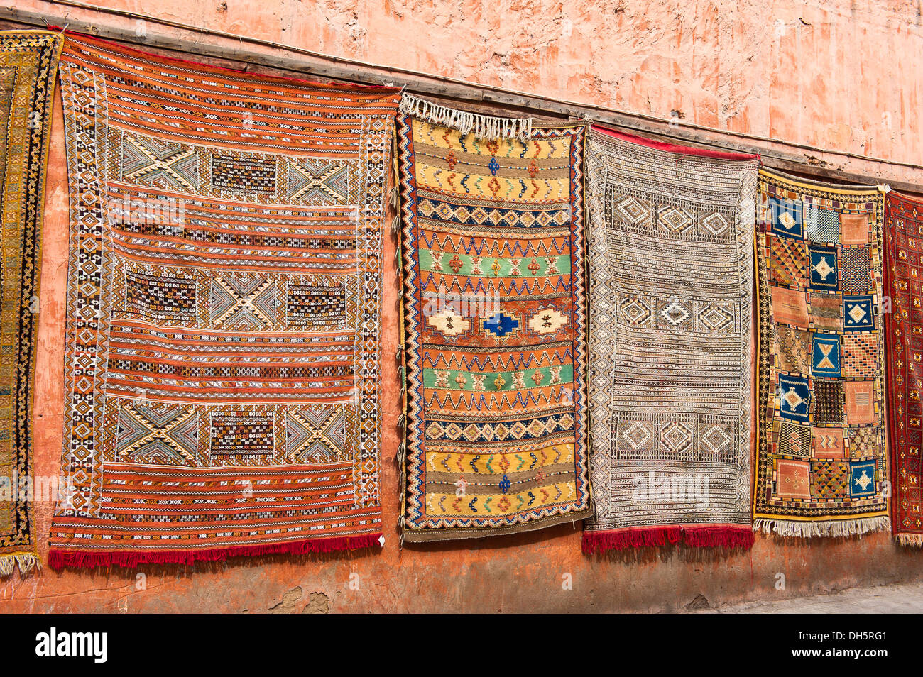 Des tapis avec des symboles arabes et berbères et les schémas, suspendu à une façade à vendre, Marrakech, Maroc, Afrique Banque D'Images