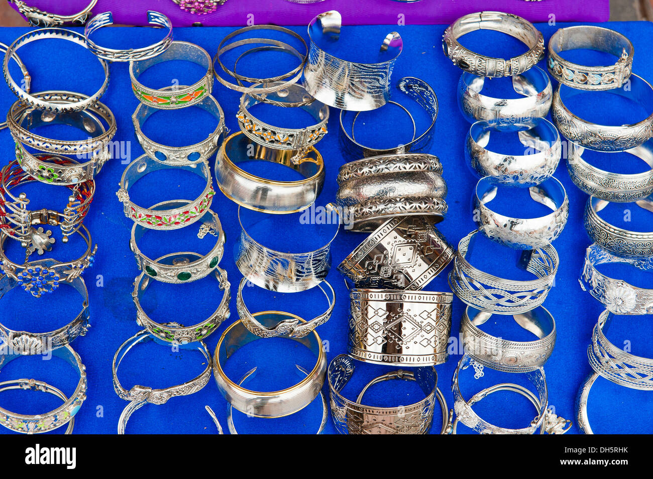 Bracelets d'argent richement décoré sur un tissu bleu pour la vente, souks, bazaar, Marrakech, Maroc, Afrique Banque D'Images