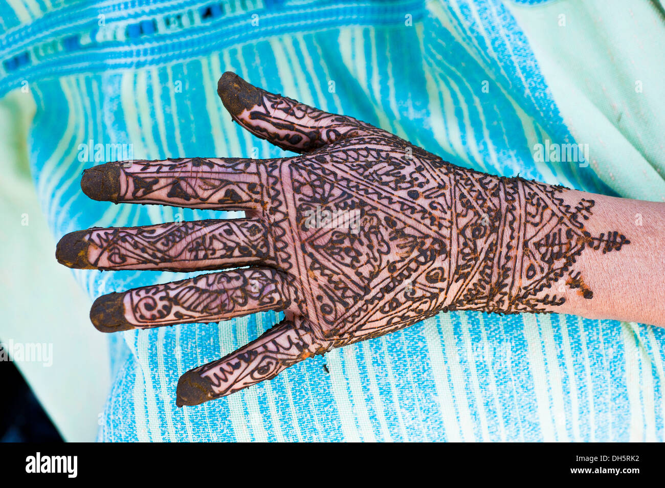 Une main peinte au henné, les schémas traditionnels et des ornements de la femme berbère, Place Djemaa el Fna, carré de la pendu Banque D'Images