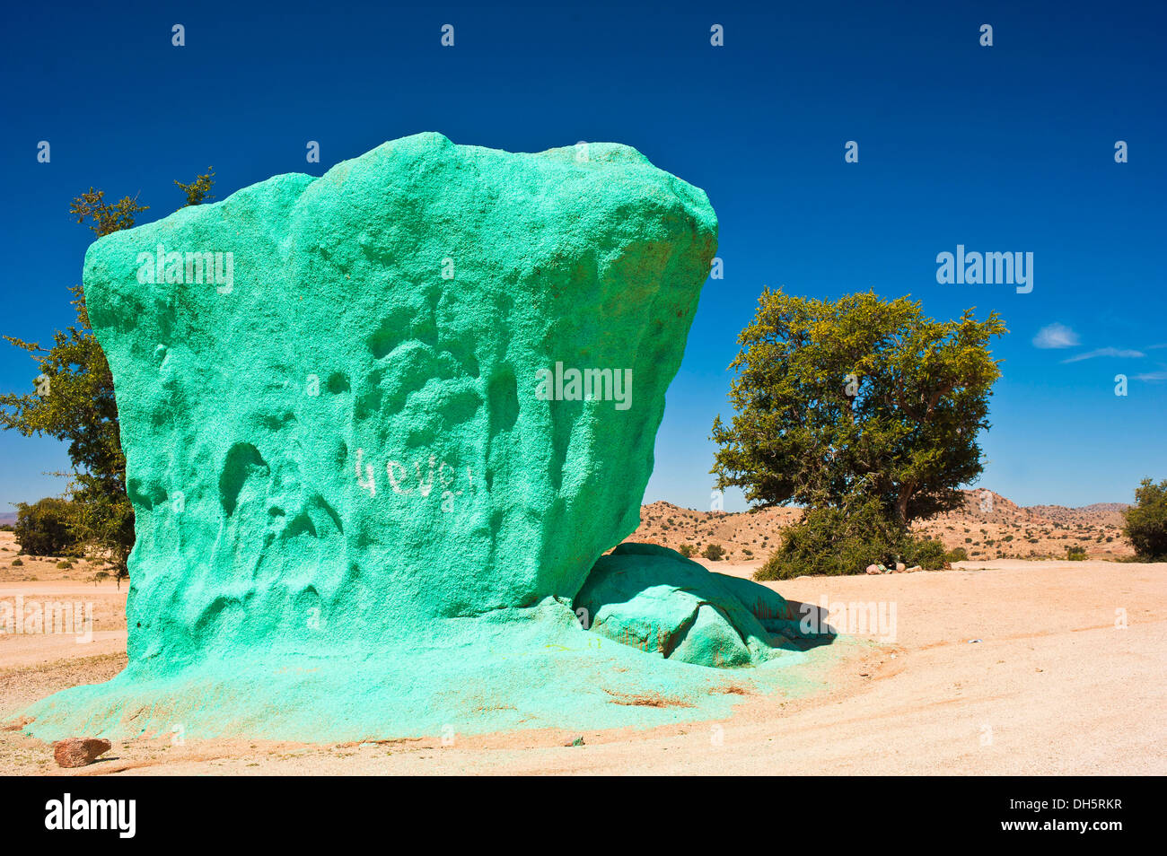 Roches Peintes, peintures de l'artiste belge Jean Verame près de Tafraoute, chaîne de montagnes de l'Anti-Atlas, dans le sud du Maroc Banque D'Images