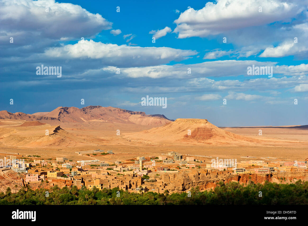 Paysage de montagne et village de brique de boue du peuple berbère avec mosquée et les nouvelles constructions, Tinerhir, le sud du Maroc Banque D'Images