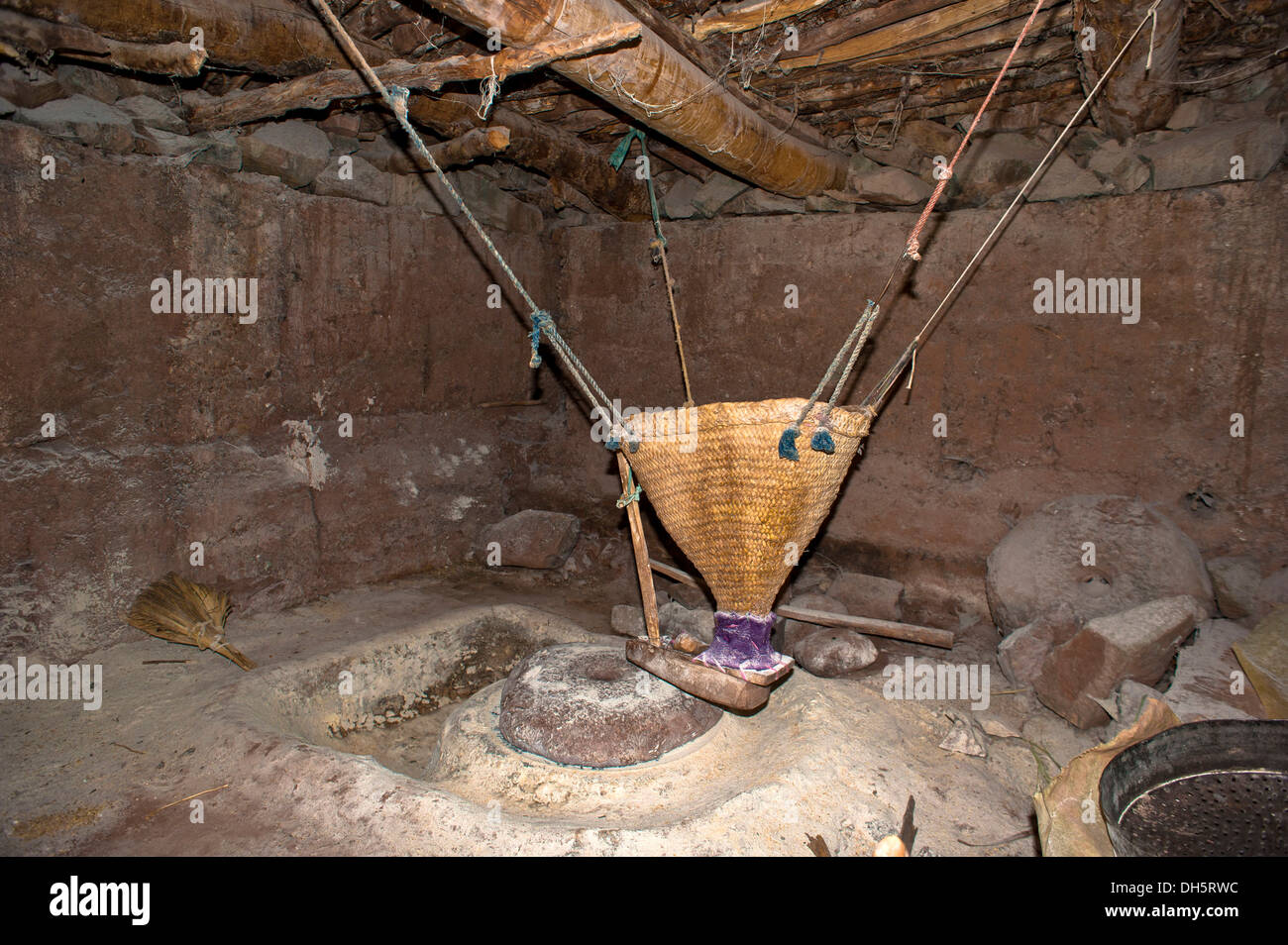 Ancien moulin du grain et d'une meule en pierre sur un ruisseau, ait Bouguemez, Haut Atlas, Maroc, Afrique Banque D'Images