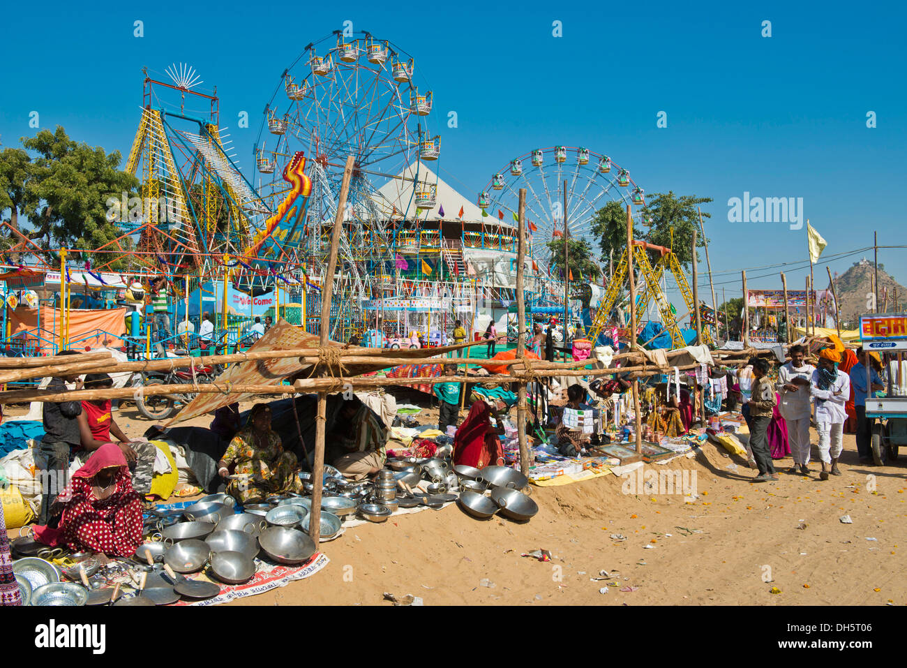 Stands vendant des chaudrons et casseroles Chapati, carnaval avec des grandes roues à l'arrière, Pushkar Camel Fair, Pushkar, Rajasthan, India Banque D'Images