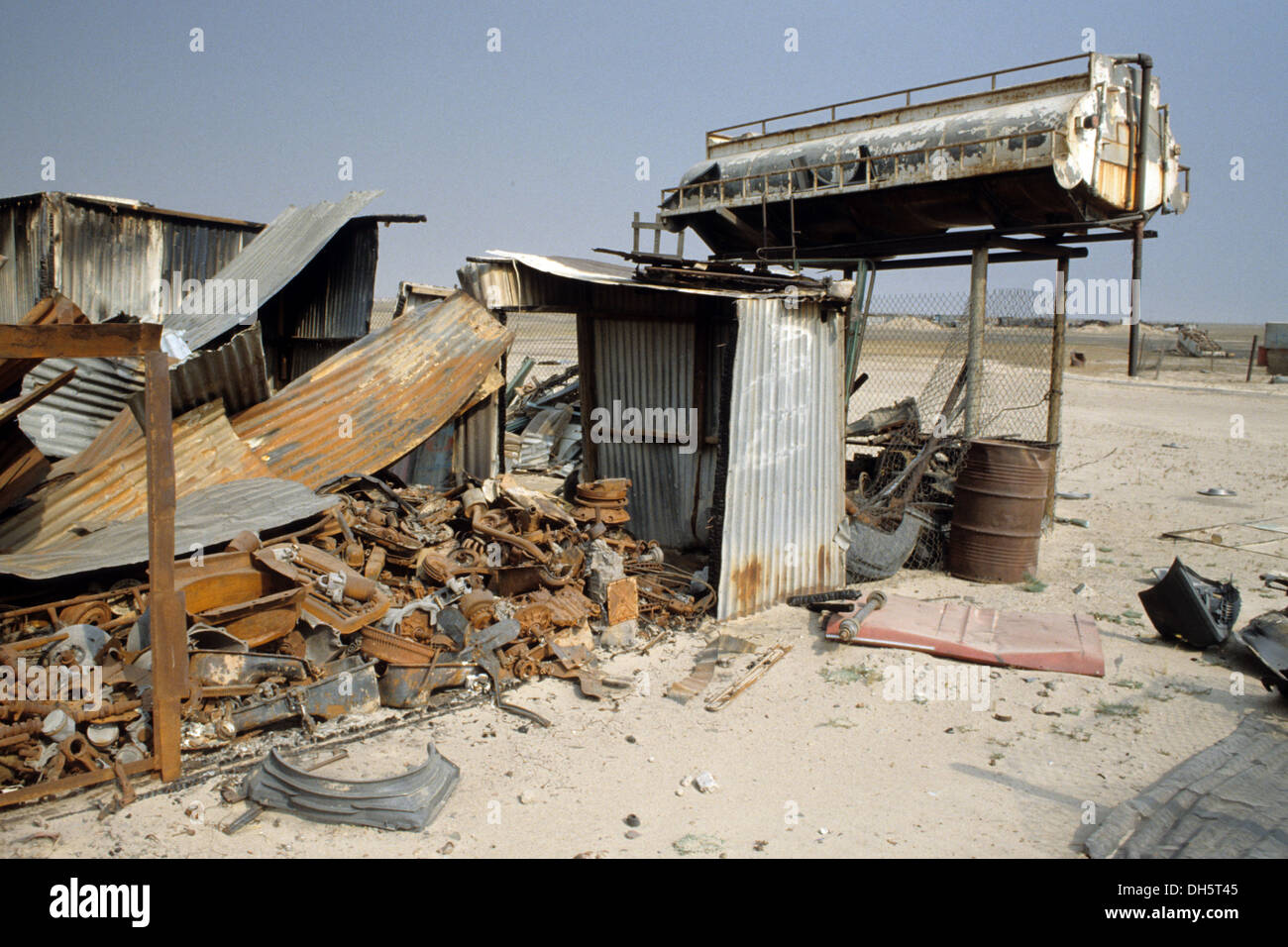 La suite de la guerre du Golfe en 1991 au Koweit : dévastation dans le champ de pétrole de Wafra Al. Banque D'Images