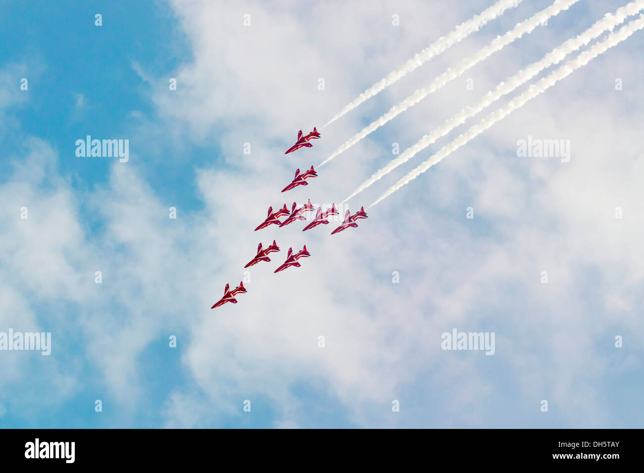 Les flèches rouges display team volant en formation. Banque D'Images