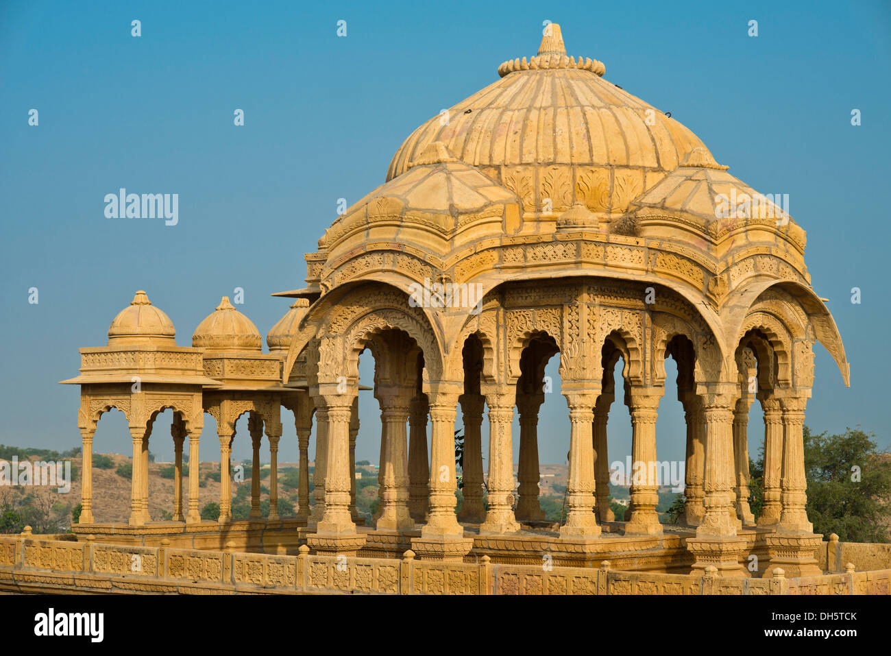 Cénotaphe, ancien site d'enfouissement les dirigeants de Jaisalmer, Bada Bagh, Jaisalmer, Rajasthan, India Banque D'Images