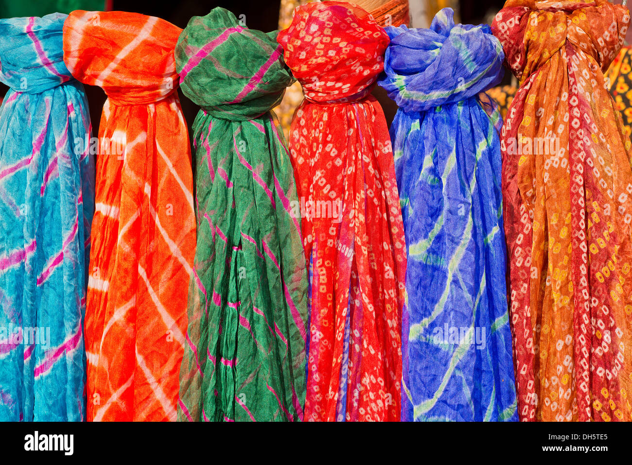 Foulards en soie colorés sont exposés à la vente, Pushkar, Rajasthan, India  Photo Stock - Alamy
