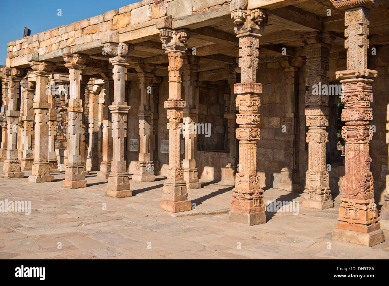 Mosquée islamique avec des colonnes construite de la destruction des temples hindous, le Qûtb Minâr ou Qutb Minar, UNESCO World Heritage Site, Delhi Banque D'Images