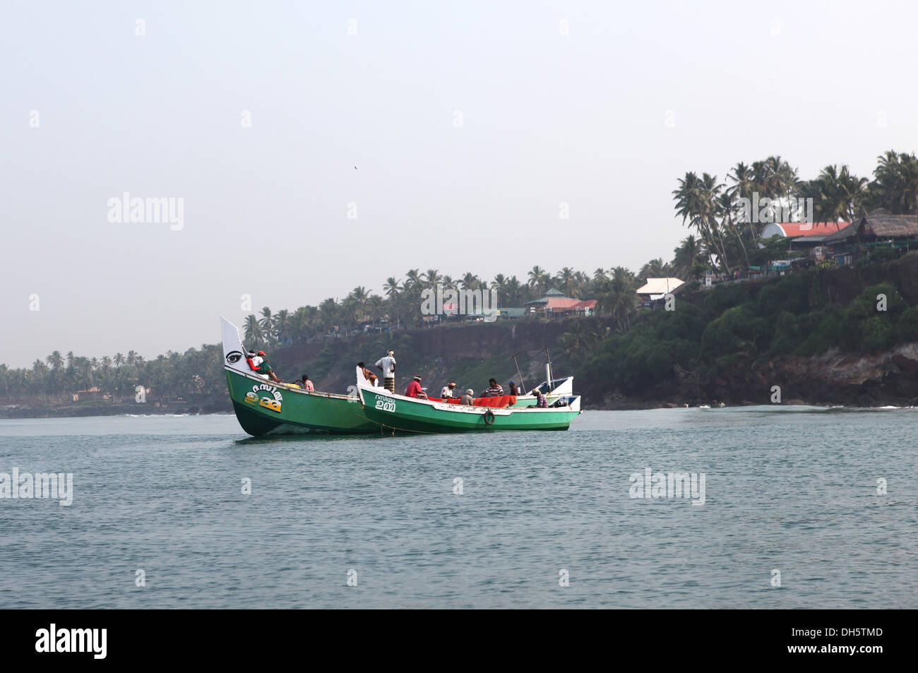 Les pêcheurs de moules locales dans leur bateau au large de la côte, Munnar, Kerala, Inde, Asie Banque D'Images