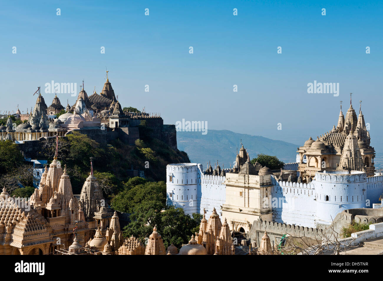 Temple complexe sur la sainte montagne de Shatrunjaya, important lieu de pèlerinage pour les fidèles du jaïnisme, l'un des quatre plus Banque D'Images