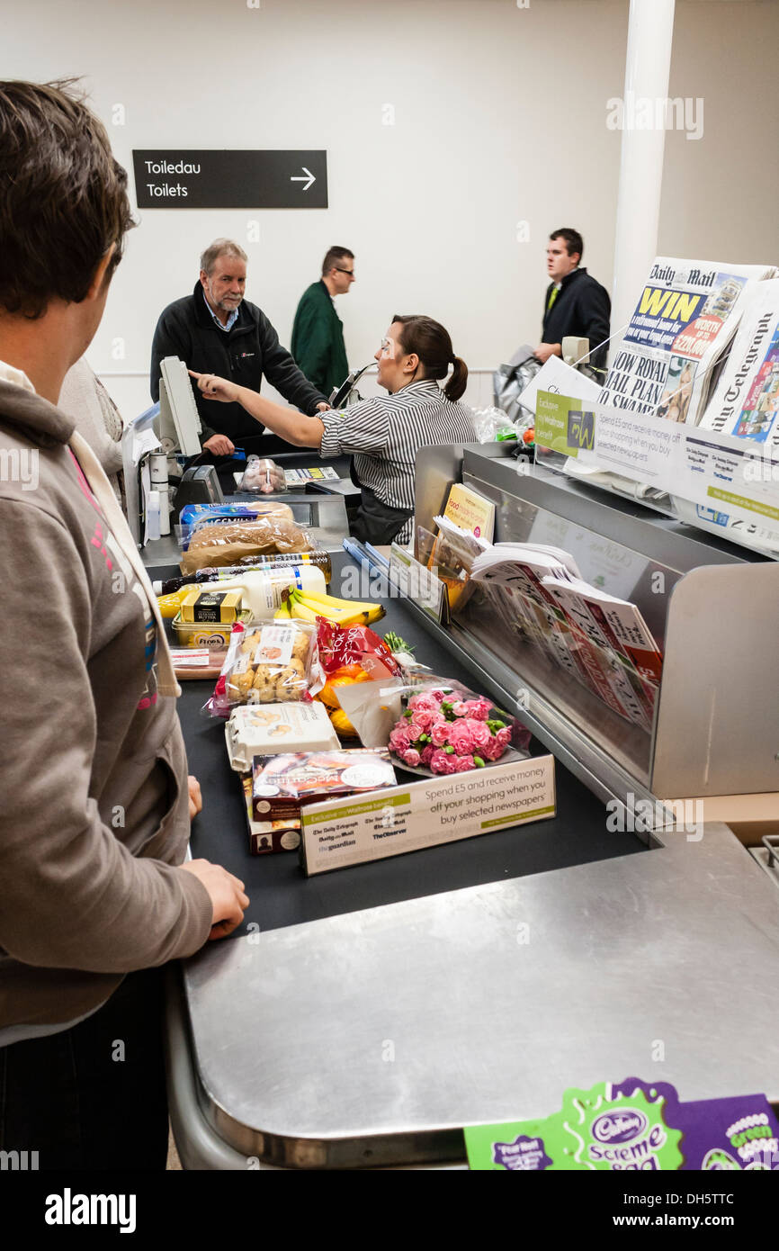 Supermarché Waitrose commander jusqu'à ce que les produits alimentaires se déplacer le long de la courroie. Abergavenny, Monmouthshire, Wales, GB, au Royaume-Uni. Banque D'Images