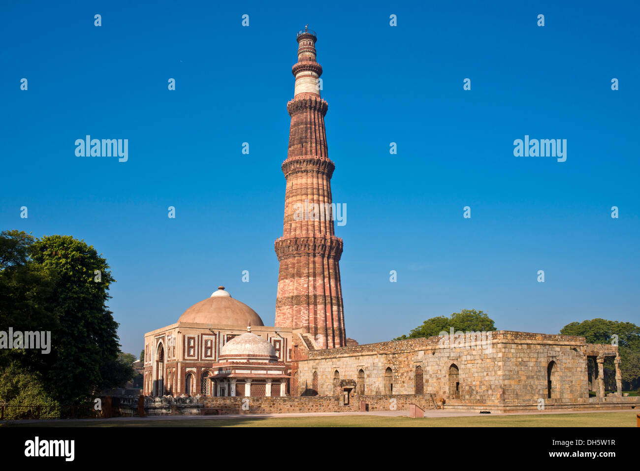 Colonne de la victoire et de Qutb Minar minaret de la règle islamique Qutb-ud-din Aibak et la Quwwat-ul-Islam mosquée Masjid, l'Unesco Banque D'Images