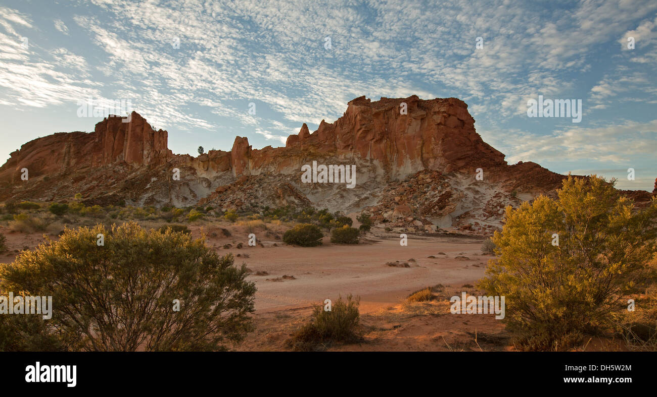 Paysage désertique à Rainbow Valley en Australie centrale , Territoire du Nord Banque D'Images