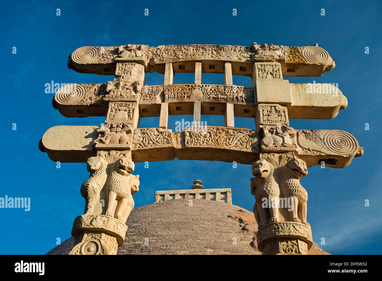 Toran ou sacrée gateway avec reliefs en pierre au Stupa stupa bouddhiste, n° 1, un grand stupa du 2e siècle avant J.-C., UNESCO World Banque D'Images