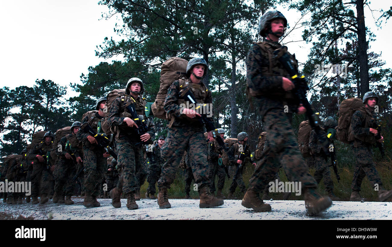 Marines avec Delta Entreprise, formation d'infanterie bataillon, ruck dans le lever du soleil au cours d'une randonnée de 20 kilomètres au Camp Geiger, N.C., Banque D'Images