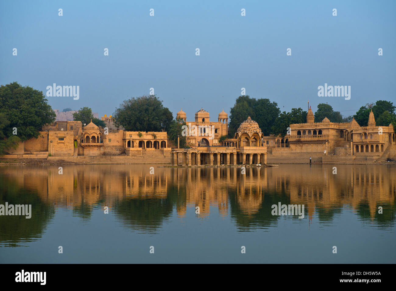 Gadi Sagar, lac d'approvisionnement en eau avec des pavillons et des complexes du temple sur les bords, Jaisalmer, Rajasthan, India Banque D'Images