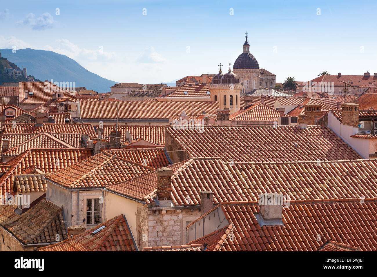 Vue sur les toits de Dubrovnik avec l'église et la tour de l'horloge Banque D'Images