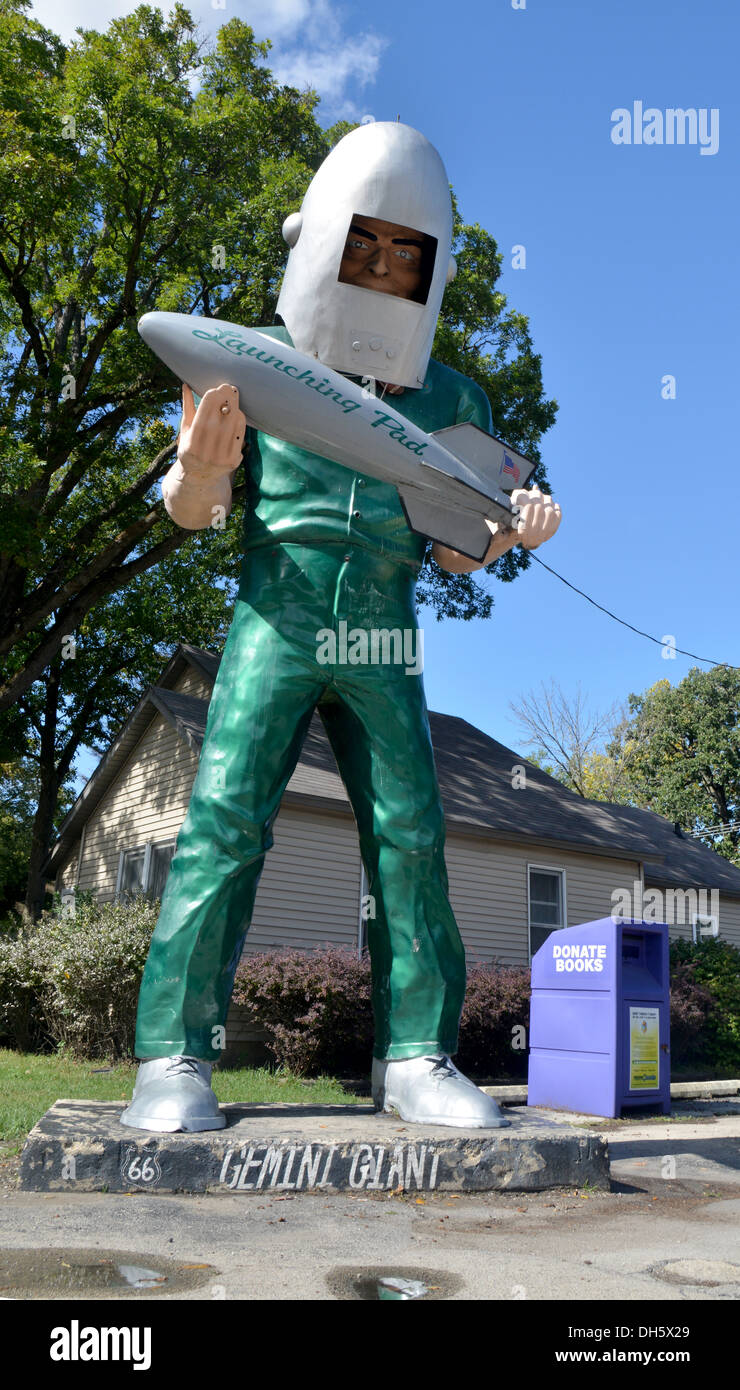 Le Gemini Giant - un monument de la Route 66. Une ancienne statue homme silencieux à l'aire de lancement diner à Wilmington, Comté de Will,Illinois Banque D'Images