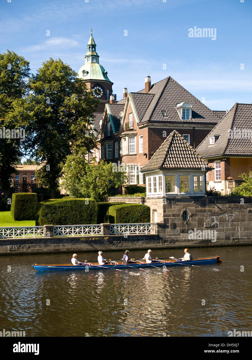 Bateau à rames sur le lac Alster en face de Saint Johannis' Monastère, Hambourg Banque D'Images