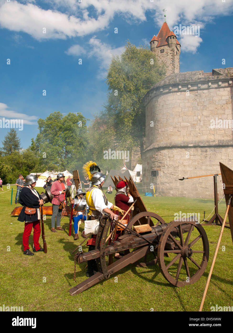Fête médiévale de canons à 'Zeitreise', l'allemand pour le 'temps' Voyage au château Veste Coburg, Cobourg, Haute-Franconie, Franconia Banque D'Images