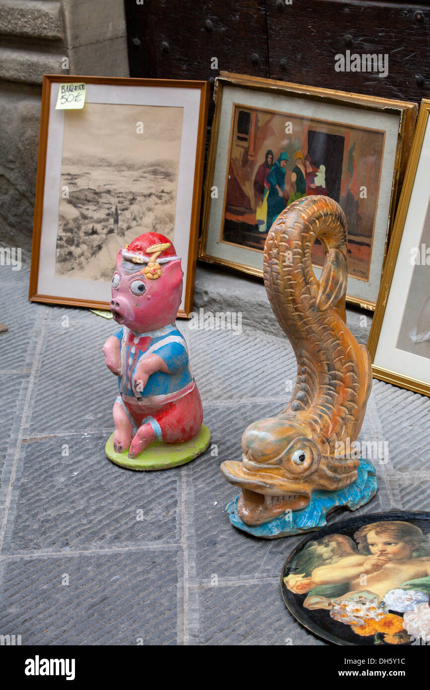 Choses différentes pour les ventes à un marché aux puces dans le centre historique d'Arezzo, Toscane, Italie Banque D'Images