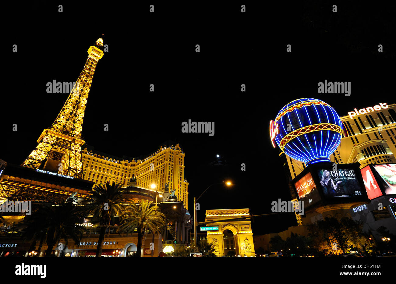 Vue de nuit, hôtel de luxe et du Casino de Paris avec une simulation de la Tour Eiffel, le Planet Hollywood, le Strip, Las Vegas, Nevada Banque D'Images
