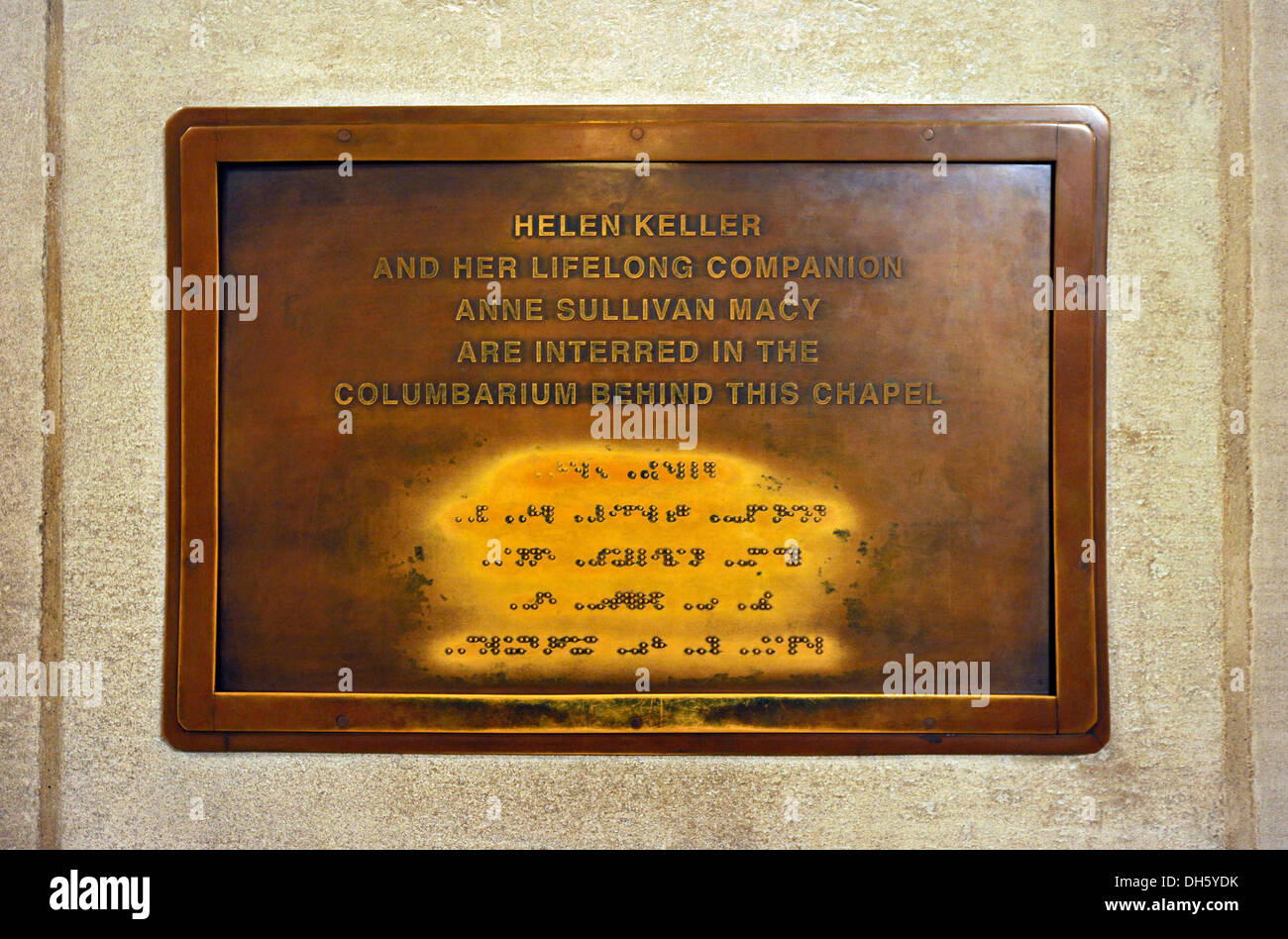 Tombe de l'écrivain sourds-aveugles Helen Keller, braille, crypt, Washington National Cathedral ou Cathédrale de l'église de Saint Pierre et Banque D'Images