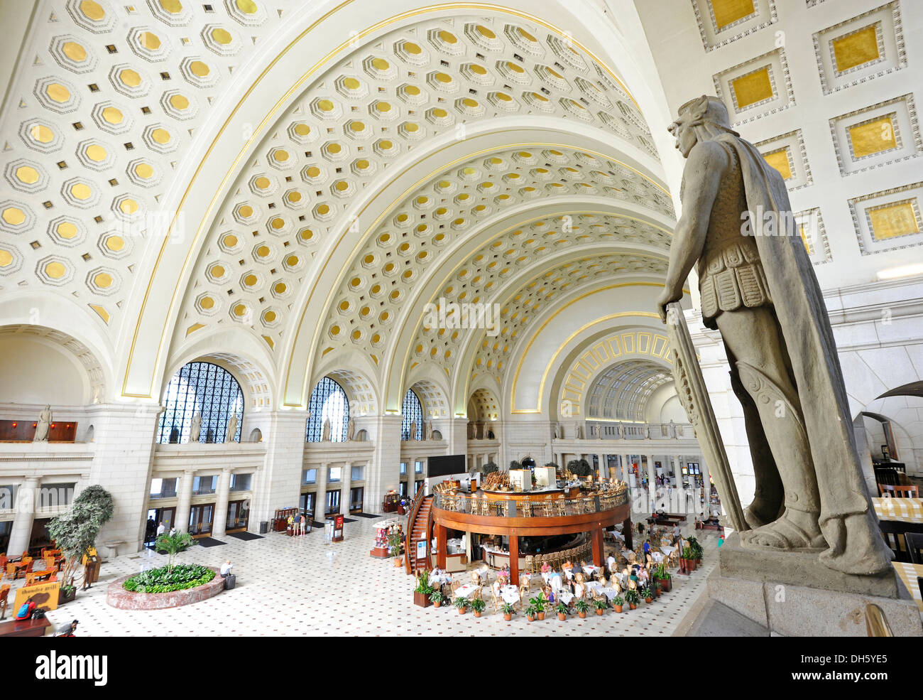 Vue de l'intérieur, grande salle, plus grande que la vie de la statue, la salle d'attente, Union Station, Washington DC, District of Columbia Banque D'Images