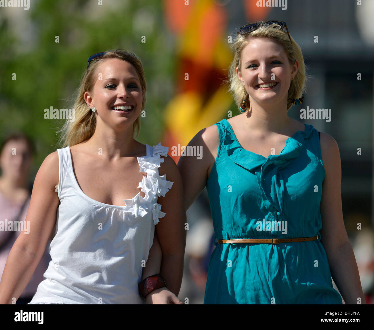 Les jeunes femmes, amis, shopping, Koenigsstrasse, Stuttgart, Bade-Wurtemberg, PublicGround Banque D'Images